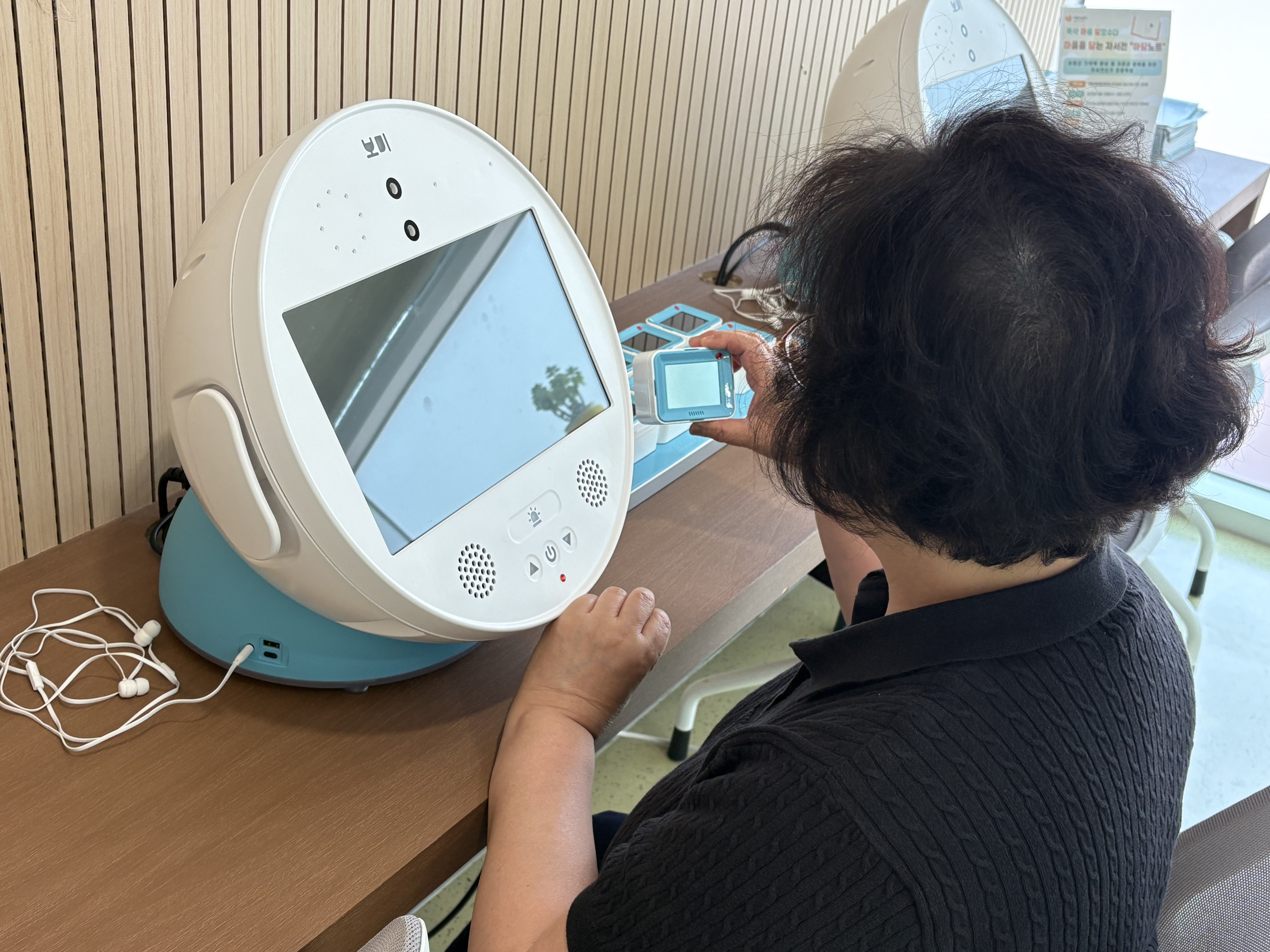 연수구는 지난해 11월 고령화 시대에 발맞춰 구민의 인지 건강을 위해 정보통신기술(ICT)을 활용한 뇌 건강카페를 인천시 최초 송도동에 조성하고 다양한 인지 자극 프로그램을 운영하고 있다